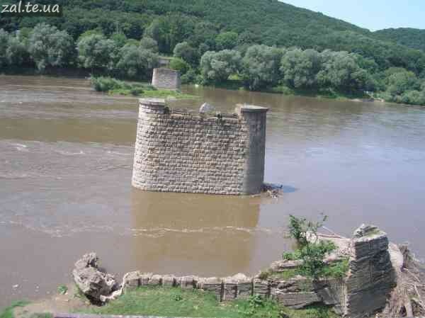 Старий зруйнований міст у с. Устечко